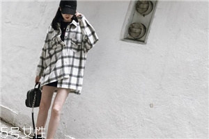 襯衫里面要穿衣服嗎？要看襯衫的面料顏色