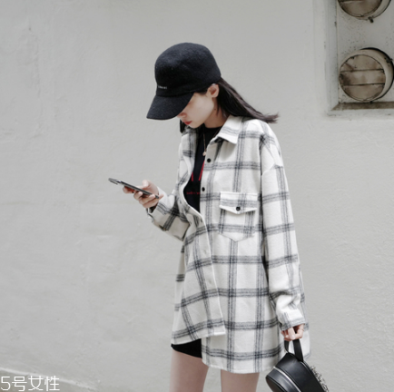 襯衫里面可以穿t恤嗎？淺色t恤可以穿