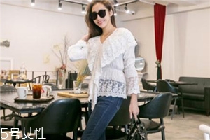 白色蕾絲上衣怎么搭配？女人味盡顯