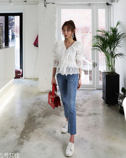 白色蕾絲上衣怎么搭配？女人味盡顯