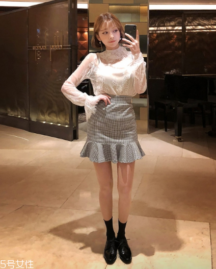 白色蕾絲上衣怎么搭配？女人味盡顯