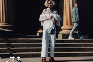 荷葉邊上衣配什么褲子？塑造浪漫小女人氣質