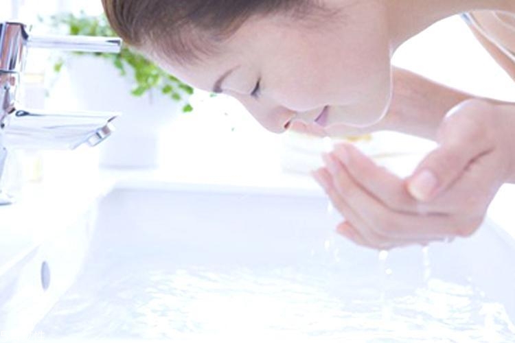 為什么油皮會(huì)變成干皮？三個(gè)油皮護(hù)膚誤區(qū)