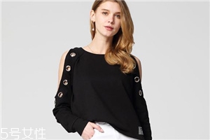 露肩上衣怎么搭配？屬于春天的小性感