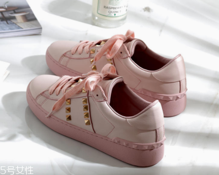 女式春夏運(yùn)動(dòng)鞋怎么挑？三種款式好搭又顯高
