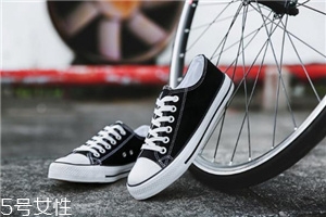 帆布鞋可以水洗嗎？帆布鞋應(yīng)該這樣洗