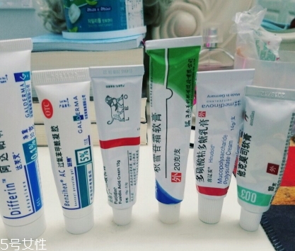 阿達(dá)帕林凝膠含激素嗎？