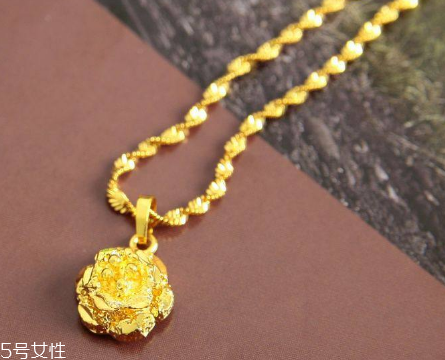 泡溫泉可以戴金項(xiàng)鏈嗎？泡溫泉最好別佩戴飾品