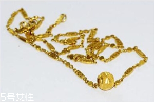 泡溫泉可以戴金項(xiàng)鏈嗎？泡溫泉最好別佩戴飾品