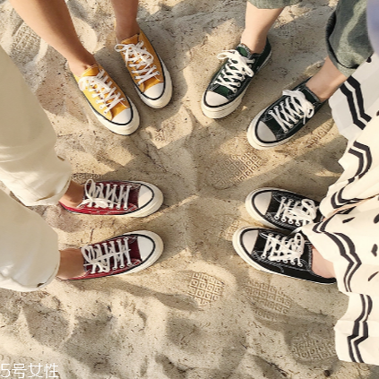 帆布鞋上的泥漬怎么去？巧妙去除泥漬