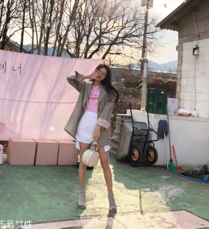 西裝配什么裙子好看？讓你美到挪不開眼