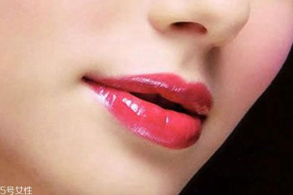 春天適合什么唇妝？4款簡單易上手的撩動(dòng)唇色