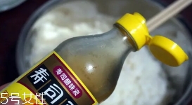 蟹籽壽司是真蟹籽嗎？認(rèn)真你就輸了
