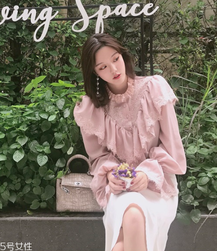 荷葉邊上衣怎么搭配？少女路線必備款