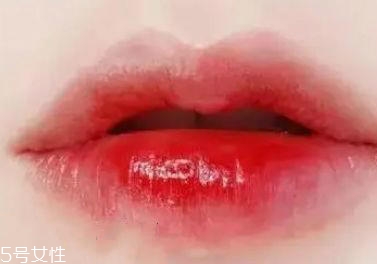 春天適合什么唇妝？4款簡單易上手的撩動(dòng)唇色