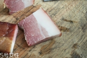 煙熏臘肉是熟的嗎？是生肉腌制的