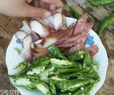 煙熏臘肉是熟的嗎？是生肉腌制的