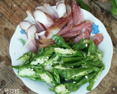 煙熏臘肉是熟的嗎？是生肉腌制的