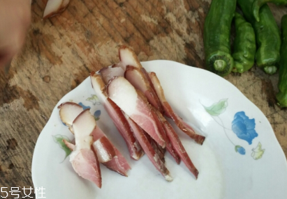 煙熏臘肉是熟的嗎？是生肉腌制的