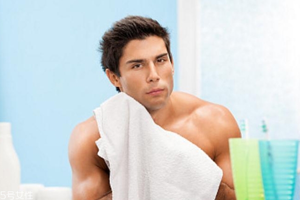 男士控油護(hù)膚品怎么選？用對(duì)護(hù)膚品做干凈的懶男人