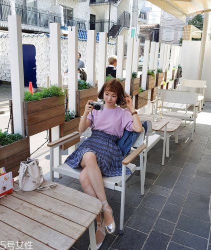 格子裙搭配什么上衣？俏皮少女范兒