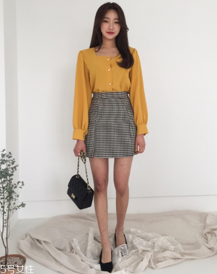 格子裙搭配什么上衣？俏皮少女范兒