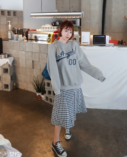格子裙搭配什么上衣？俏皮少女范兒