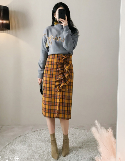 格子裙搭配什么上衣？俏皮少女范兒