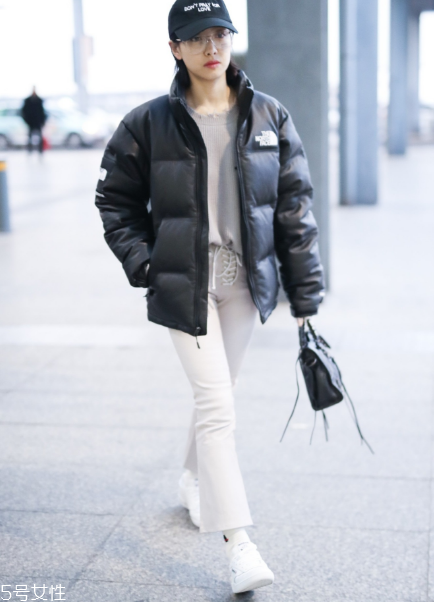 白褲子怎么搭配衣服好看？跟著明星學(xué)穿搭