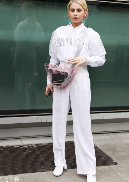 白褲子怎么搭配衣服好看？跟著明星學(xué)穿搭