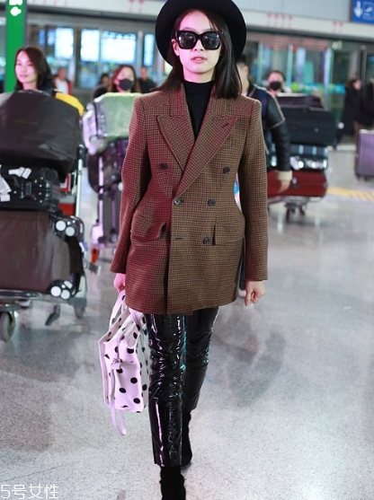 黑色打底衫怎么配衣服？時尚界的常青單品