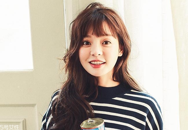 圓臉?lè)侥樳m合什么扎發(fā)？2018流行少女扎發(fā)