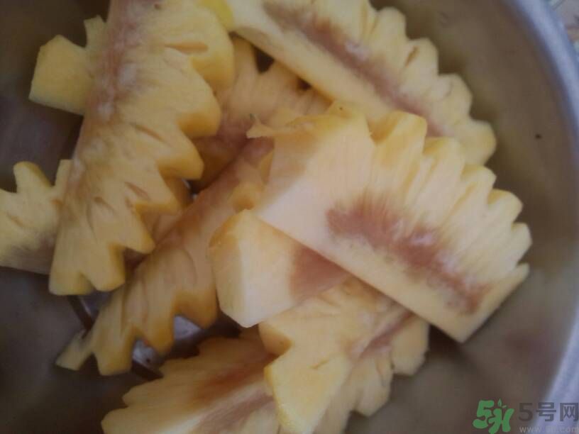 菠蘿里面發(fā)黑能吃嗎？切開菠蘿里面是黑色的怎么回事？