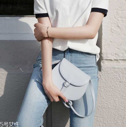 aiou是什么牌子？極簡風(fēng)個性包袋