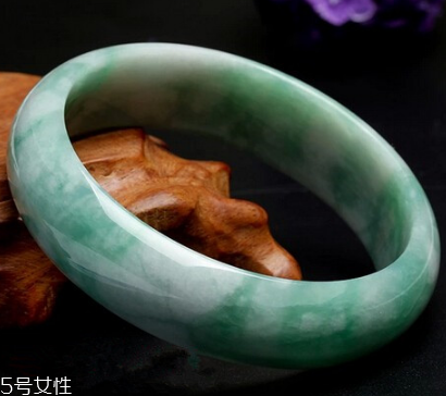 玉手鐲有裂紋還能戴嗎？玉石專家告訴你答案
