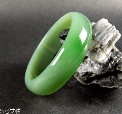 玉手鐲取不下來怎么辦？小妙招輕松取下玉手鐲