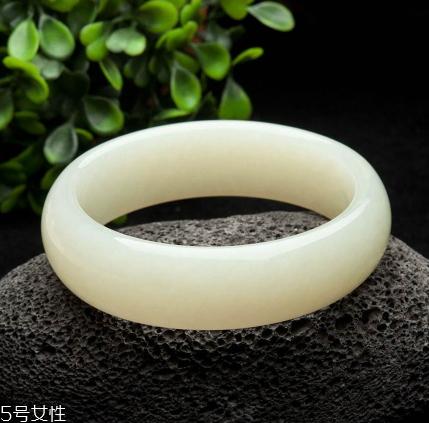玉手鐲可以戴著睡覺(jué)嗎？玉手鐲有助于睡眠