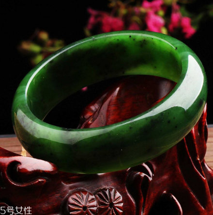 玉手鐲可以戴著睡覺(jué)嗎？玉手鐲有助于睡眠