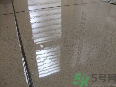 家里地板返潮怎么辦？墻上流水是怎么回事？