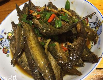 泥鰍會吃小魚嗎？這個是不會的