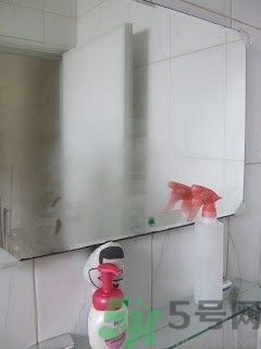 家里地板返潮怎么辦？墻上流水是怎么回事？