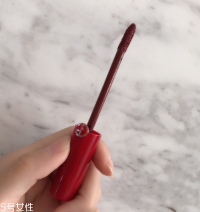 阿瑪尼紅管唇釉200是什么顏色？阿瑪尼紅管200唇部試色