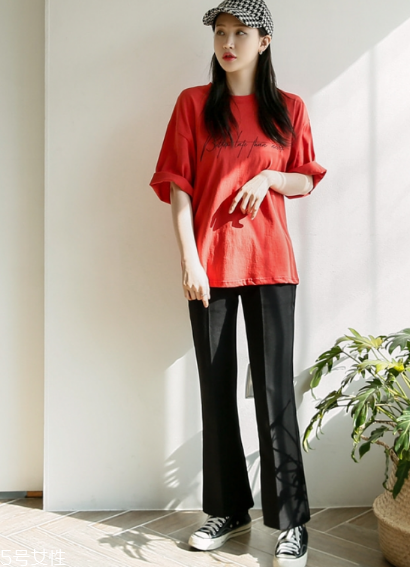 紅色t恤衫配什么褲子？紅色t恤這樣搭配褲子
