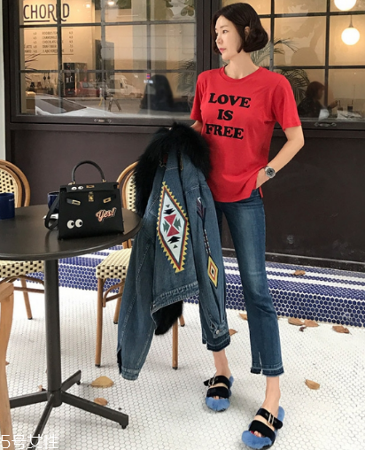紅色t恤衫配什么褲子？紅色t恤這樣搭配褲子