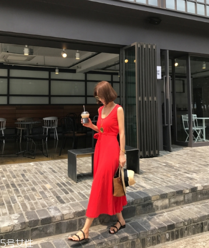 紅色連衣裙配什么鞋子好看？紅色連衣裙搭配鞋子示范
