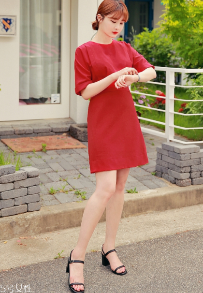 紅色連衣裙配什么鞋子好看？紅色連衣裙搭配鞋子示范