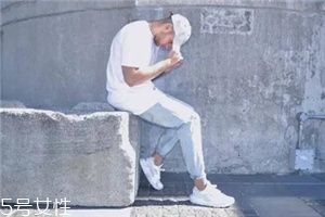 小白鞋要穿襪子嗎？穿小白鞋用不用穿襪子