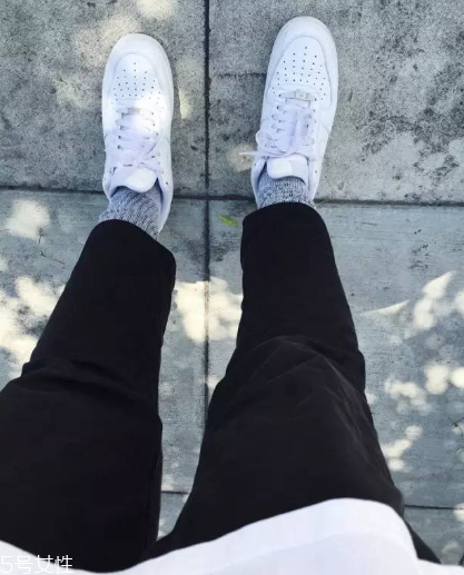 小白鞋上的泥怎么去除？小白鞋上的泥點清洗方法