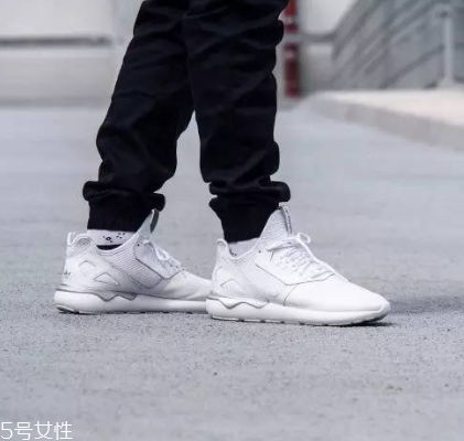 小白鞋上有膠怎么去除？小白鞋上的膠去除方法