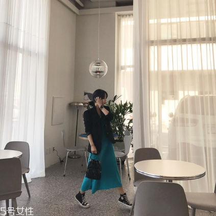 無袖連衣裙怎么搭配外套？無袖連衣裙搭配圖片